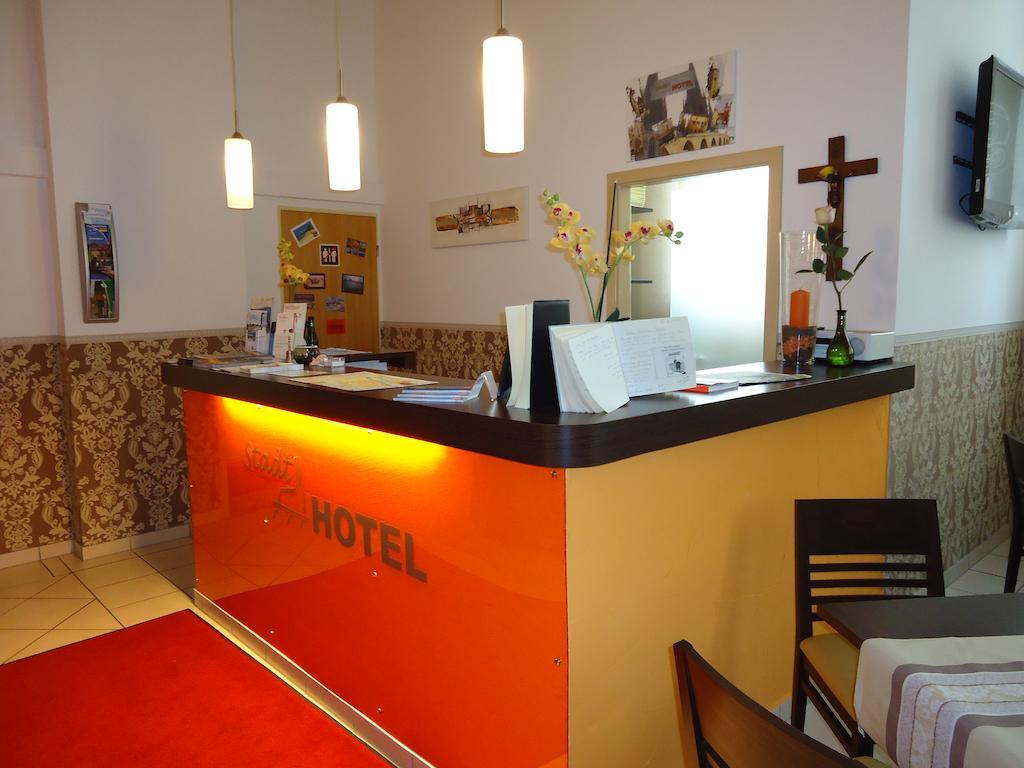 Stadthotel Ratisbona Esterno foto